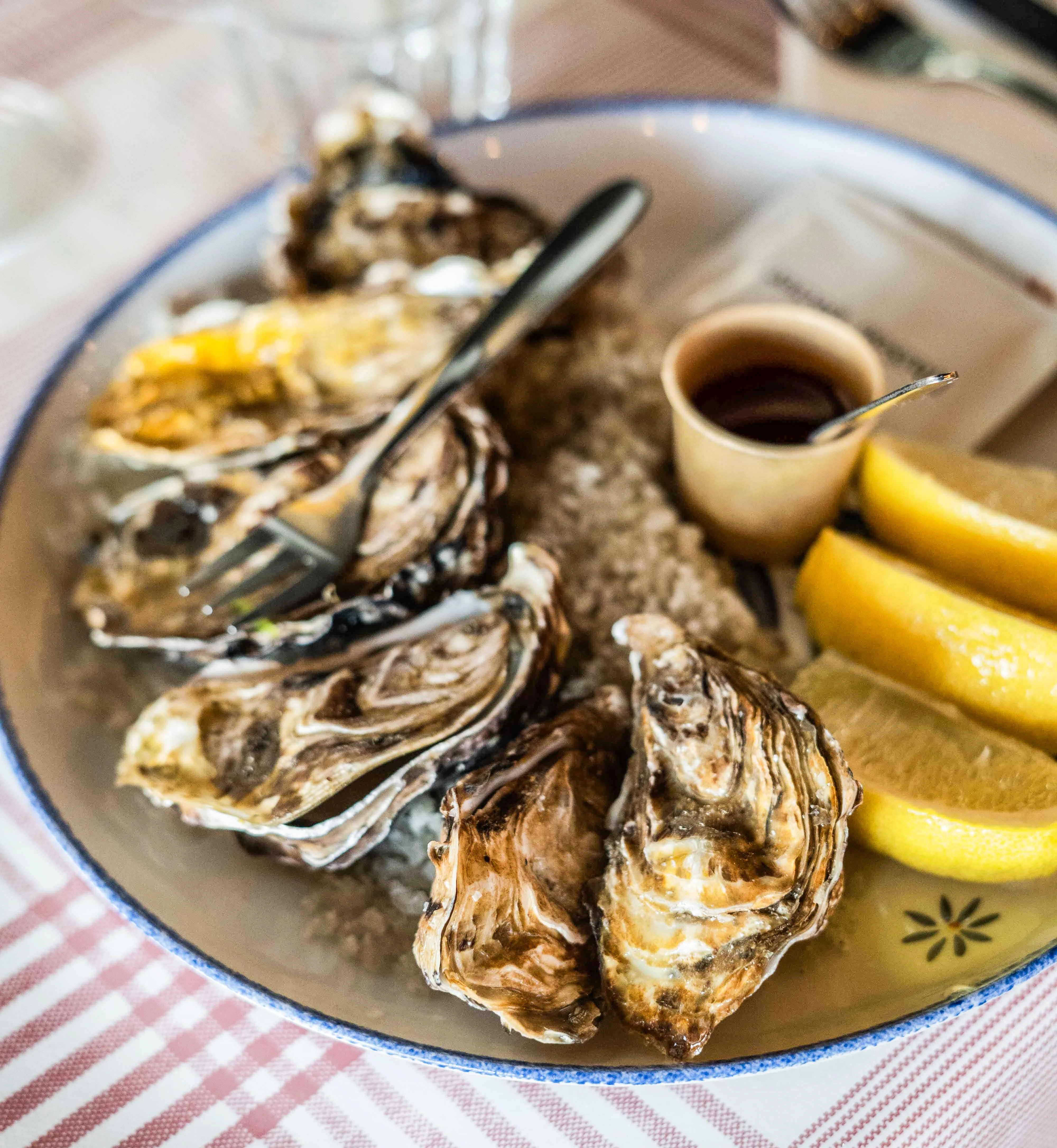 Photo Maison Hector - Délicieuses Huîtres de Cancale avec son citron